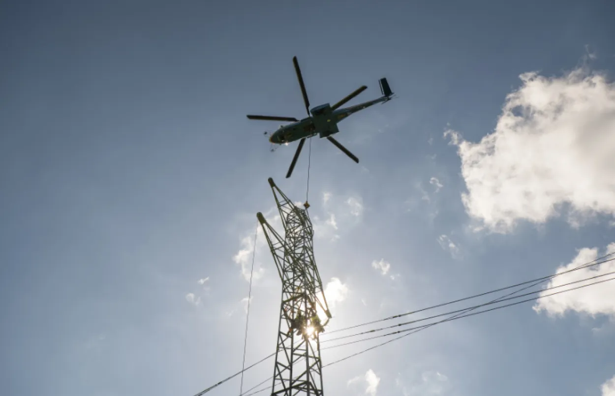 Rehabilitation de la ligne Margeride-Pratclaux avec un helicoptere