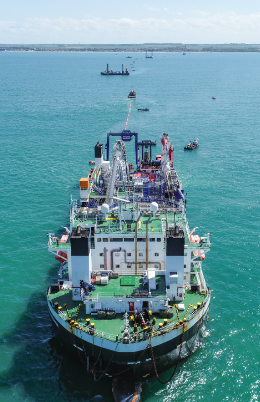 Installation du 1er câble électrique sous-marin pour le raccordement du parc éolien en mer du Calvados