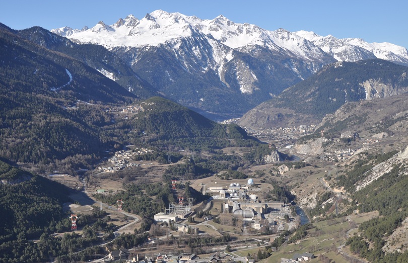 Vue des montagnes enneigées en Haute Maurienne
