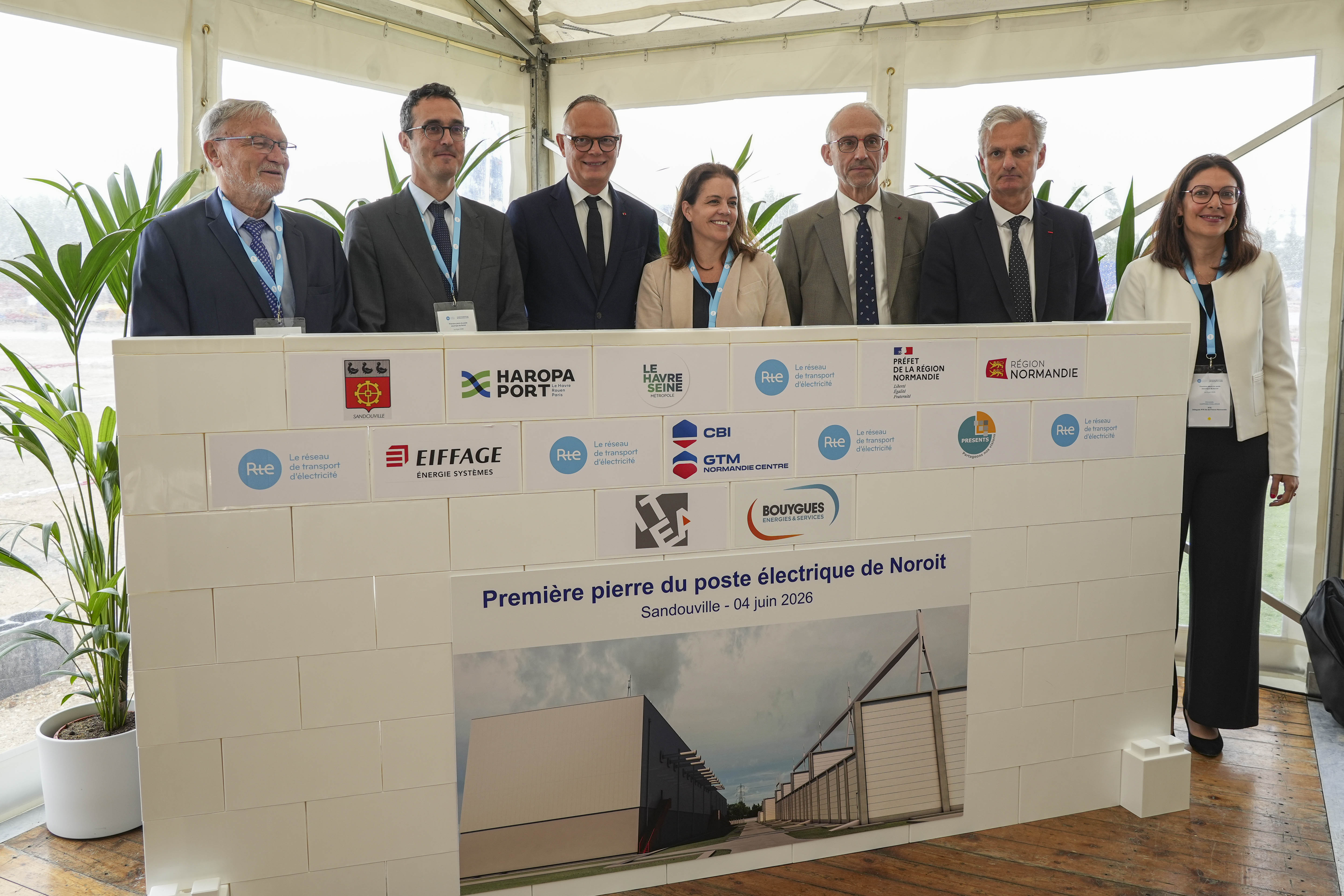 Premiere pierre poste électrique de Noroit