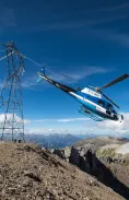 Hélicoptère survolant une ligne électrique