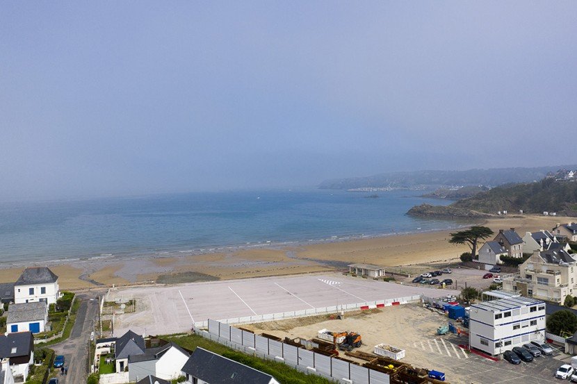 Photo de la plage de Caroual - Erquy avec une vue sur le chantier