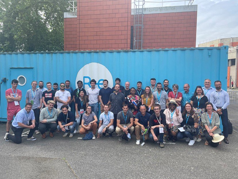 Photo d'une trentaine de nouveaux arrivants chez RTE