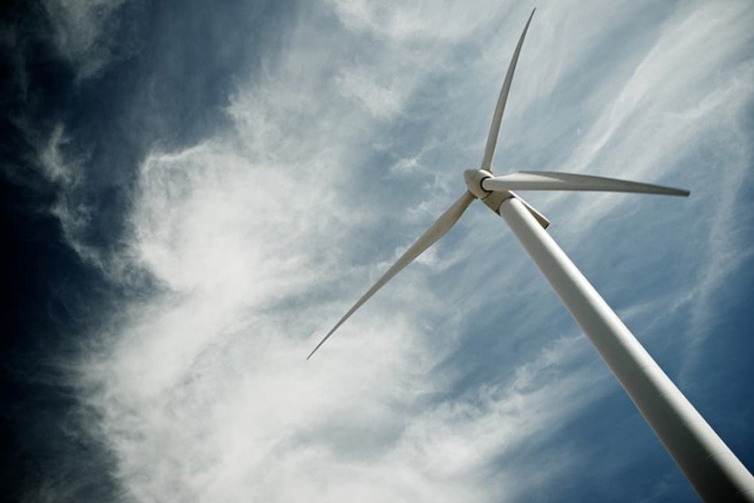 éolienne vue en contre-plongée