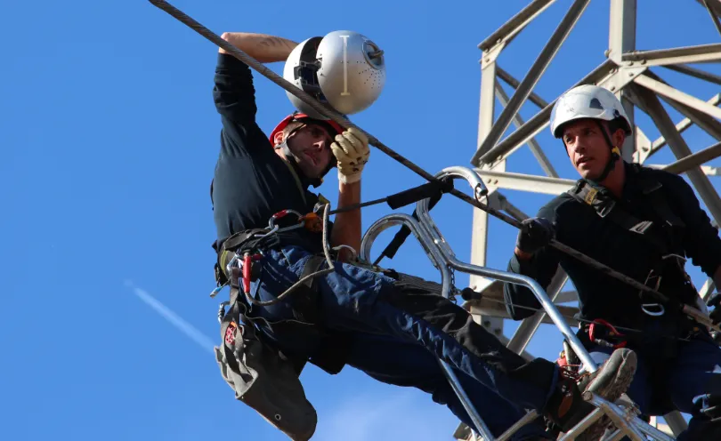 Photo deux lignards installant deux neurones sur une ligne