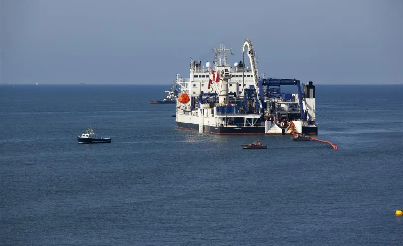 Photo d'un navire câblier déposant du câble en mer