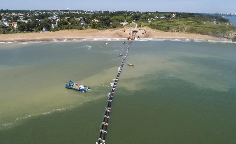 Photo des fourreaux flottants lors du raccordement du parc éolien en mer de St Nazaire