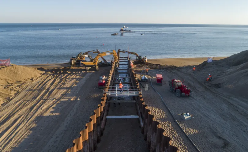 Photo de la tranchée creusée dans le sable