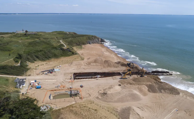 Photo aérienne de la tranchée creusée dans le sable