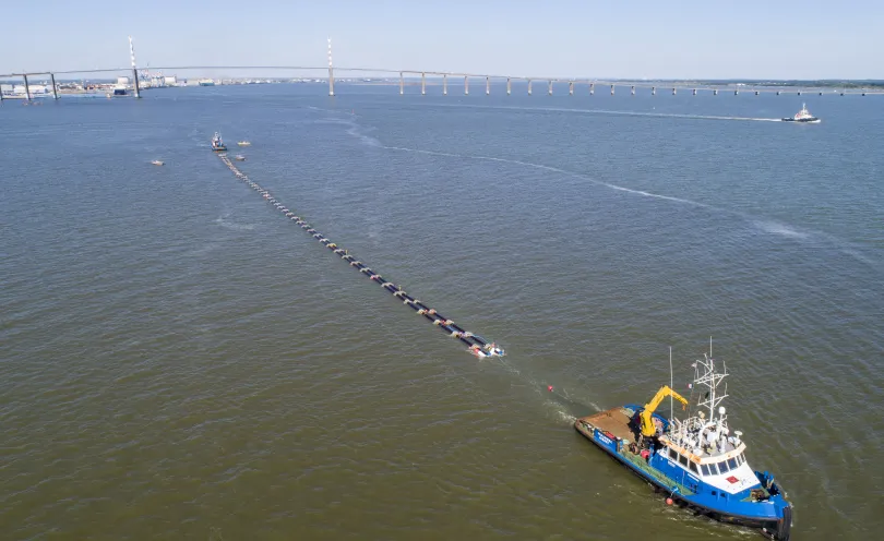 Photo des fourreaux flottants tractés par un bateau