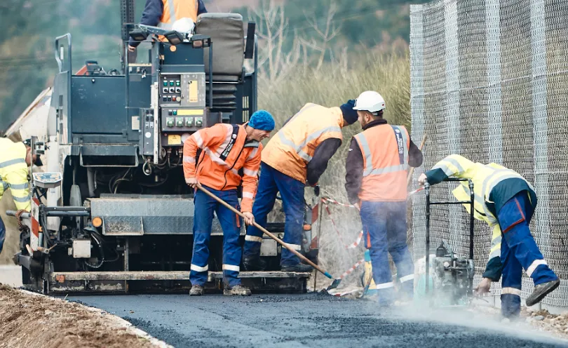 Photo d'ouvriers en train de couler du béton pour créer un chemin