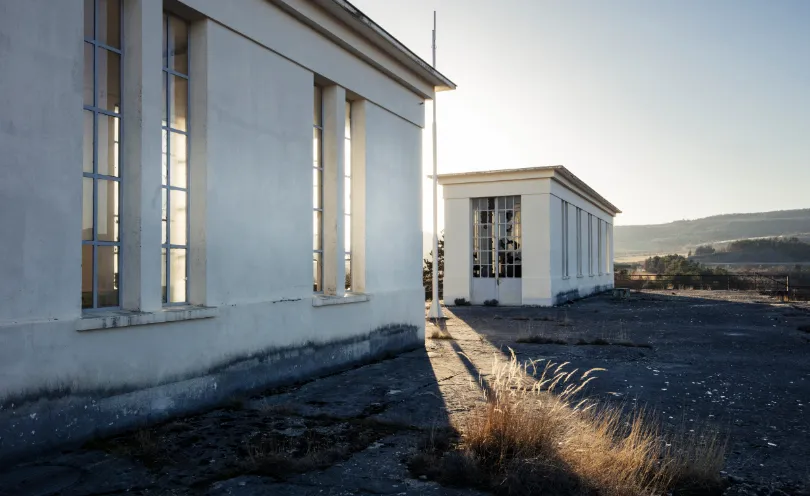Photo du poste de Ventavon abandonné, avec les vitres cassées