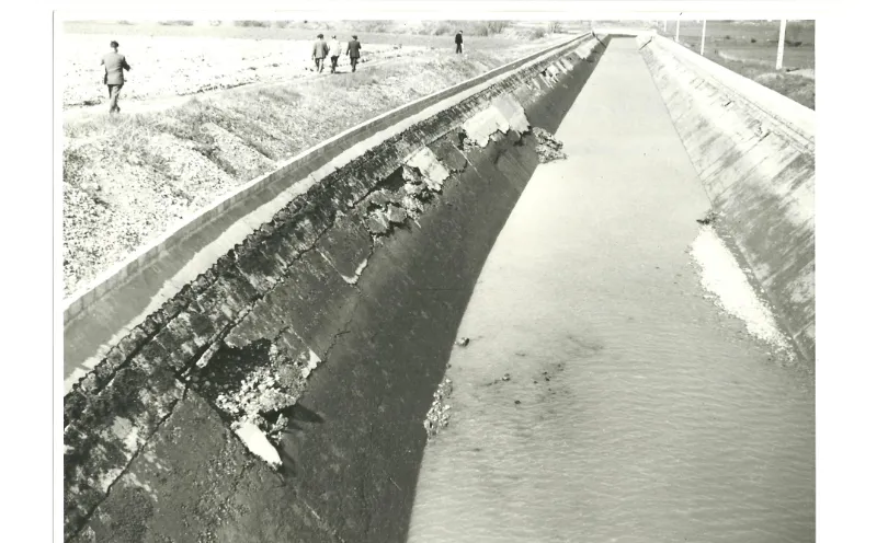 Photo des travaux de revêtement du canal en 1956