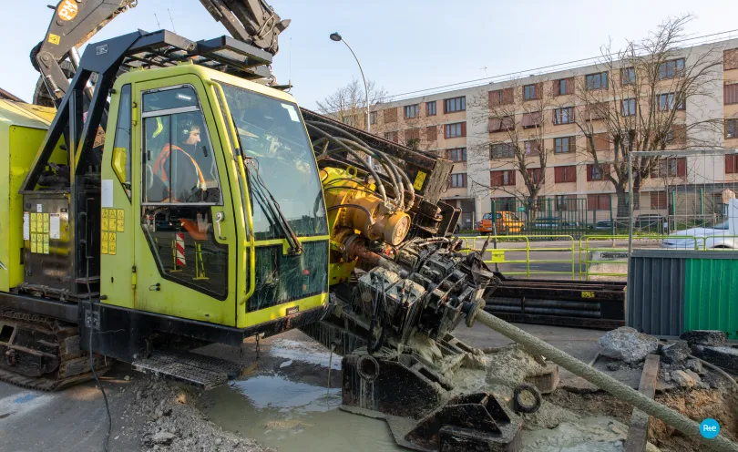 Photo d'un engin de chantier en train de forer la chaussée