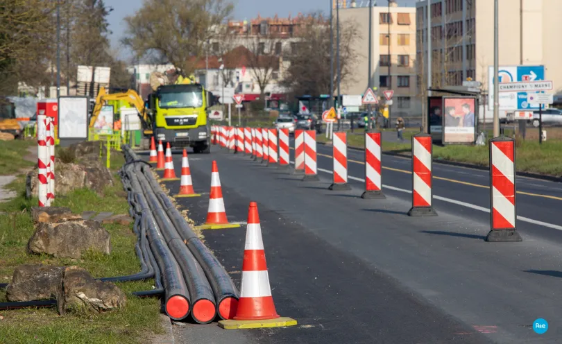 Photo des plots installés pour sécuriser le chantier le long d'une route