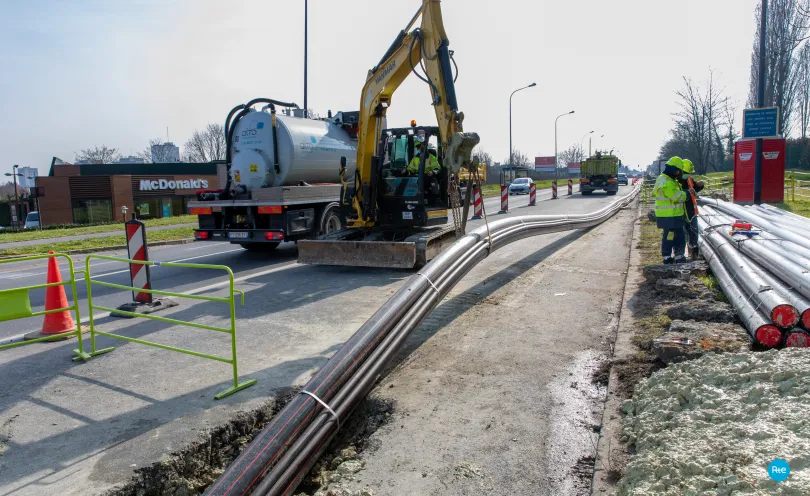 Photo d'un engin de chantier soulevant des câbles électriques