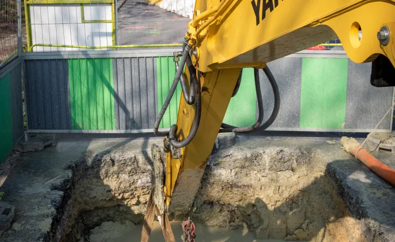 Photo d'une pelleteuse en train de creuser la chaussée
