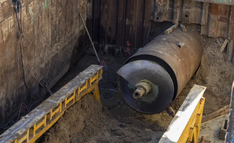Photo du fonçage sous le perré de la plage de Caroual