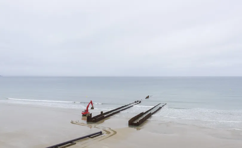 Photo aérienne d'une pelleteuse en train de tirer les fourreaux