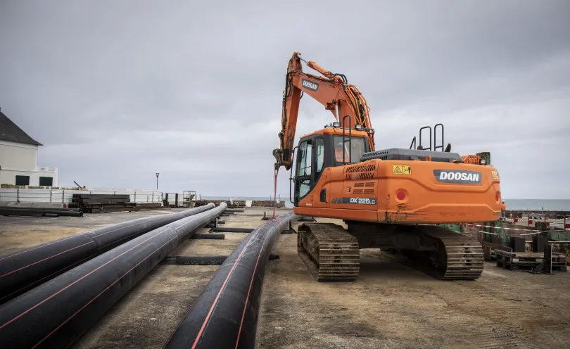 Photo d'un engin de chantier en train de soulever un fourreau