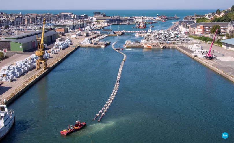 Photo de fourreaux flottants dans le port
