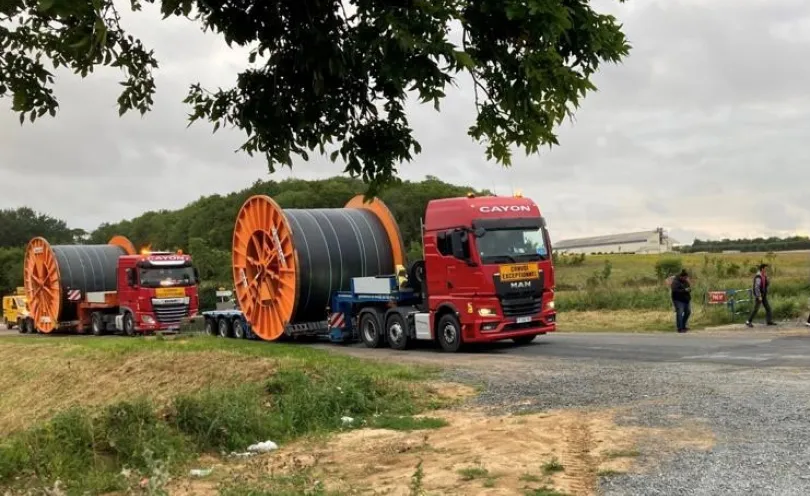 Photo de transport de bobines de câbles sur deux camions