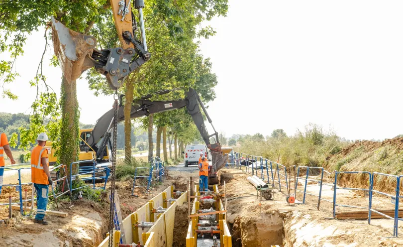Photo de pelleteuses en train de creuser une tranchée