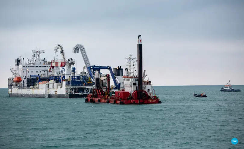 Photo de deux navires câbliers