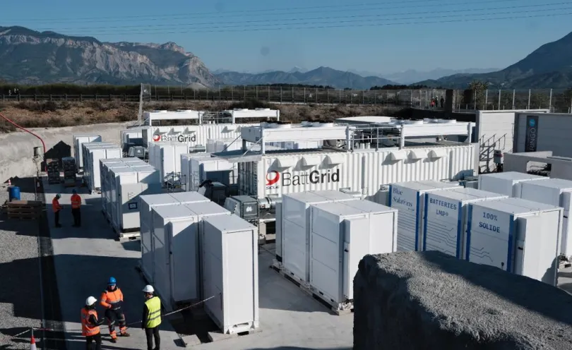 Photo des batteries sur le site de Ventavon pour le projet RINGO