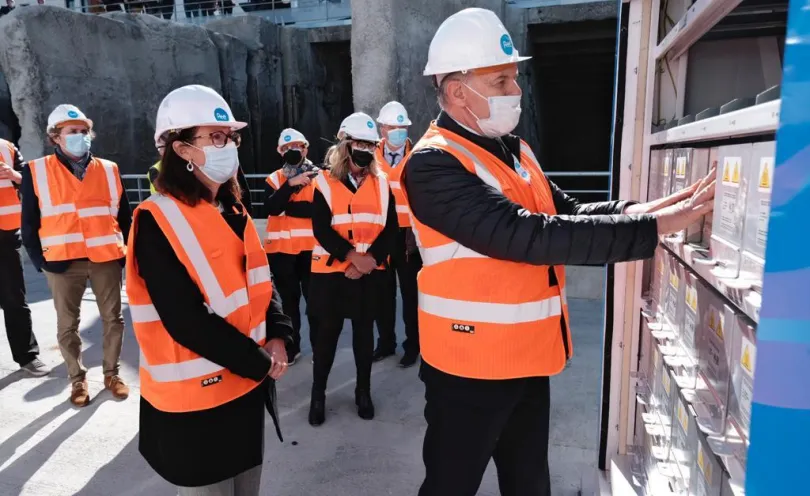 Photo de personnes regardant les batteries de stockage RINGO