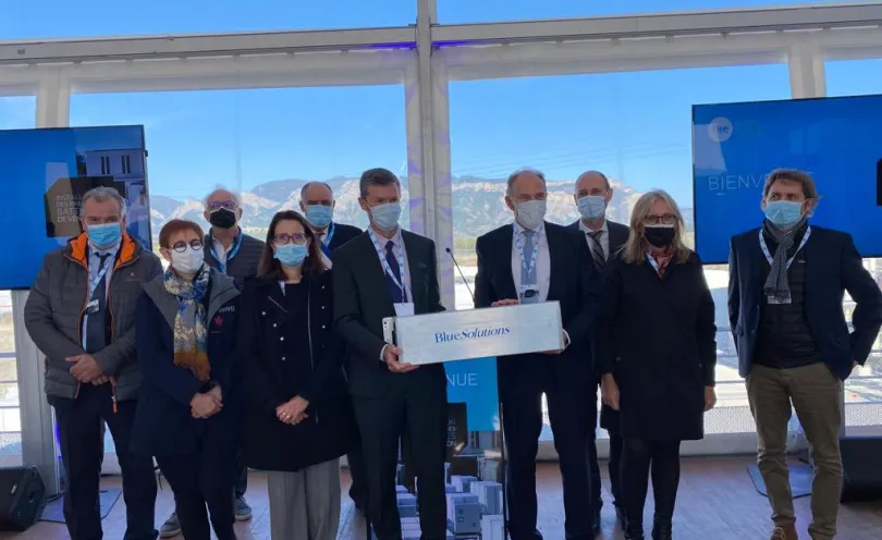 Photo de personnes mettant en avant le logo Blue Solutions