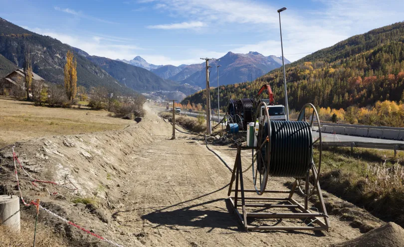 Photo d'une petite bobine de câble le long d'une route