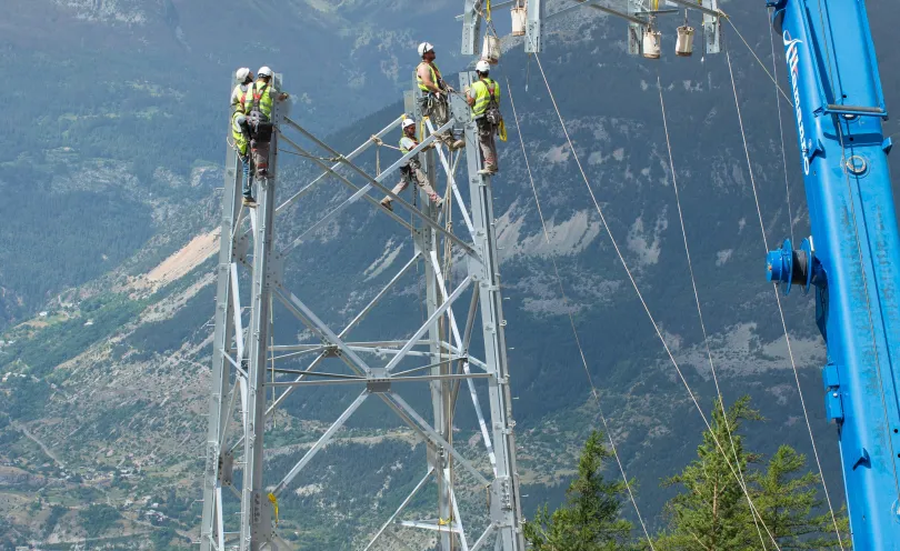 Photo de lignards en train de démonter un pylône à l'Argentière