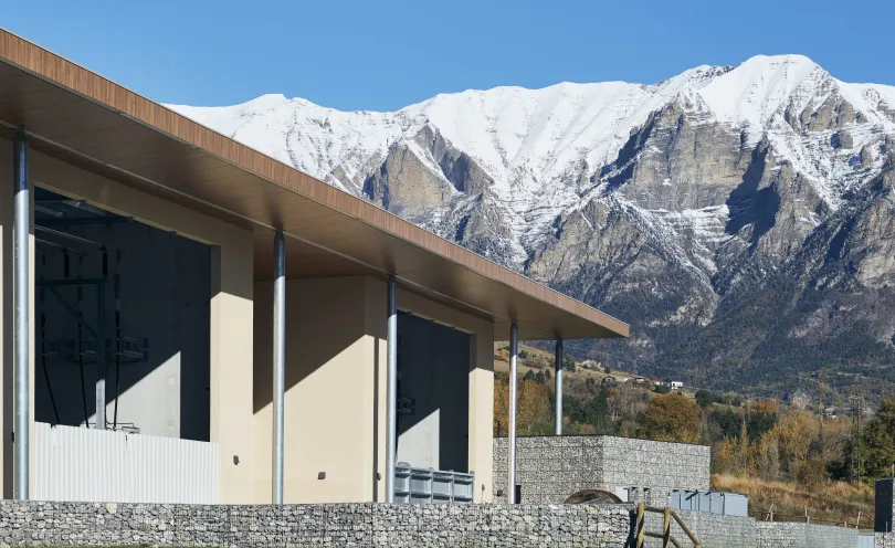 Photo du Poste électrique de Pralong avec la montagne en fond