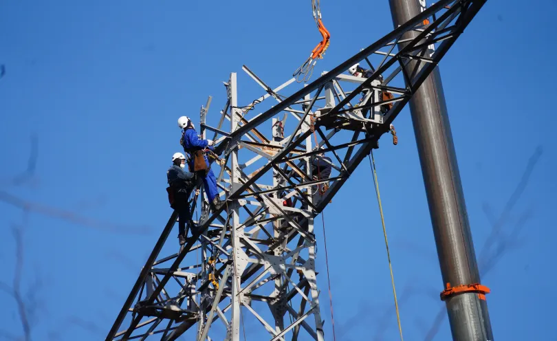 Photo de lignards en plein démontage d'un pylône