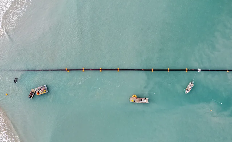 Photo de fourreaux installés en mer