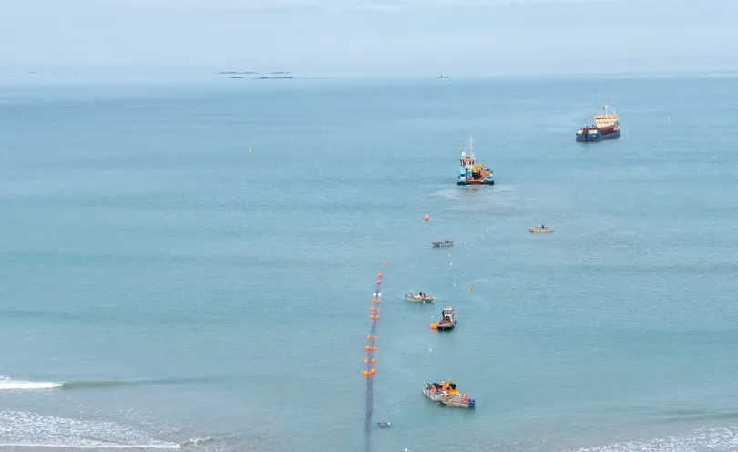 Photo de bateaux intervenants dans le cadre du tirage des fourreaux en mer flottants grâce à des bouées