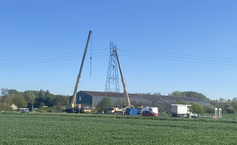 Installation d'un pylône électrique