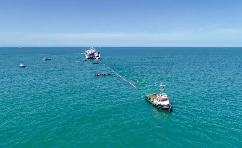 Photo d'un navire câblier en train de dérouler un câble en mer
