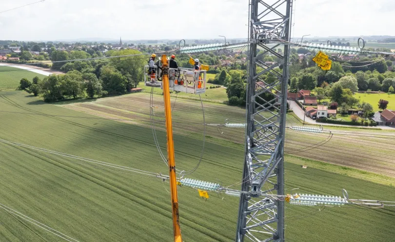 Rajout de câble sur des pylônes éléctriques