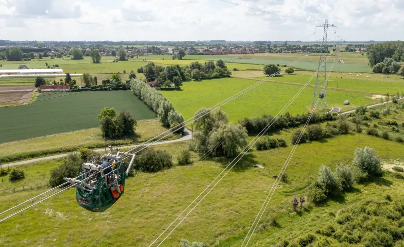 Rajout de câble sur des pylônes électriques