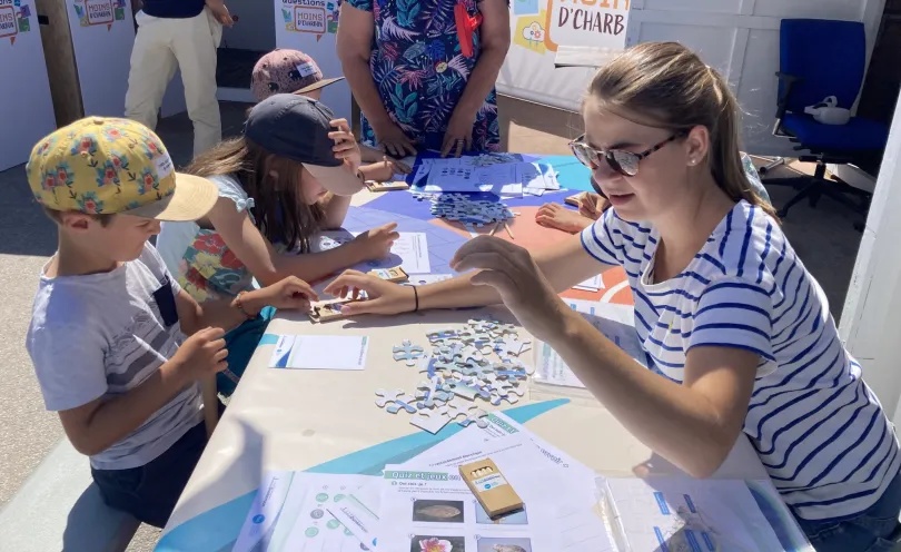 Photo d'enfants en train de faire un puzzle au Village du futur