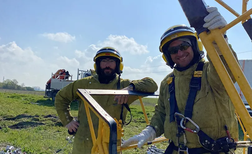 Deux ouvriers sur une nacelle