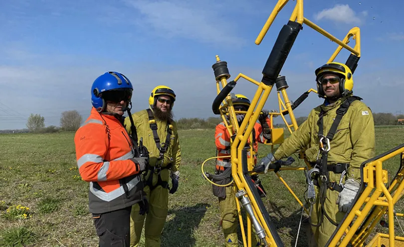 Quatre ouvriers au sol