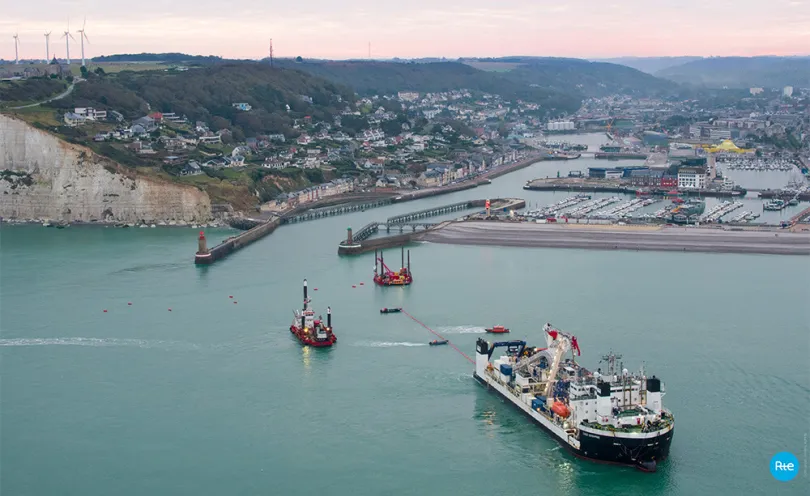 Photo d'un navire câblier lors d'installation des deux câbles électriques sous-marins