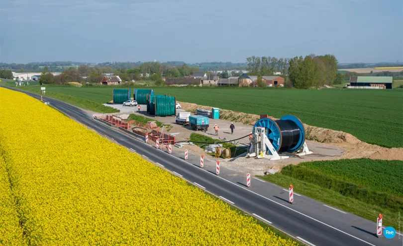 Photo des travaux d'enfouissement des câbles dans les tranchées le long de la route 