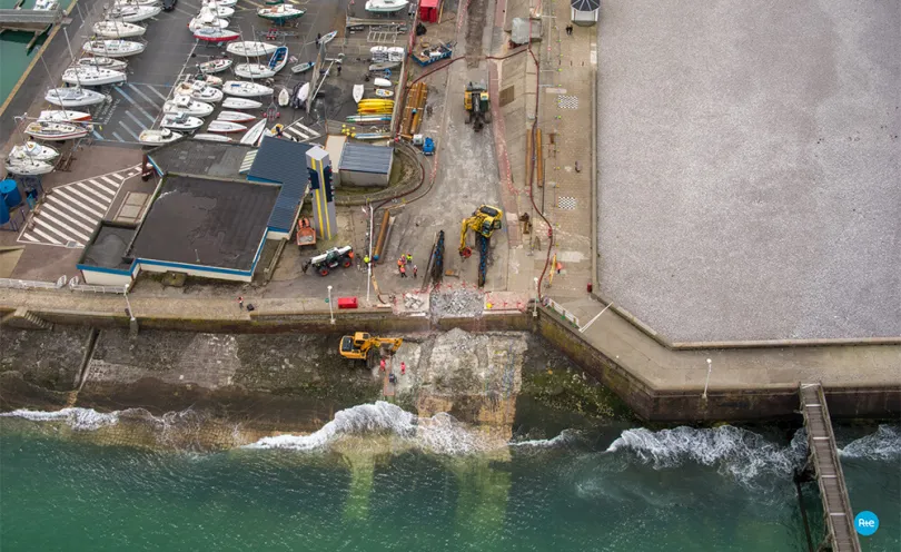 Photo d'engins de chantier dans le port de Fécamp