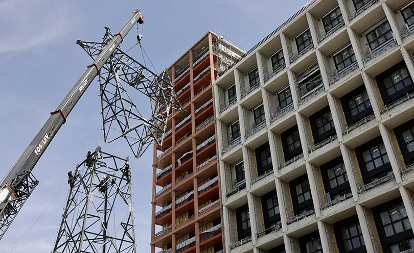 Démontage des premiers pylônes électriques présents sur le Village des Athlètes à Saint-Denis (93) - 1