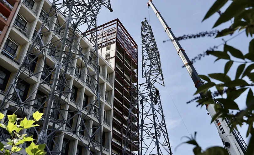 Démontage des premiers pylônes électriques présents sur le Village des Athlètes à Saint-Denis (93) - 3