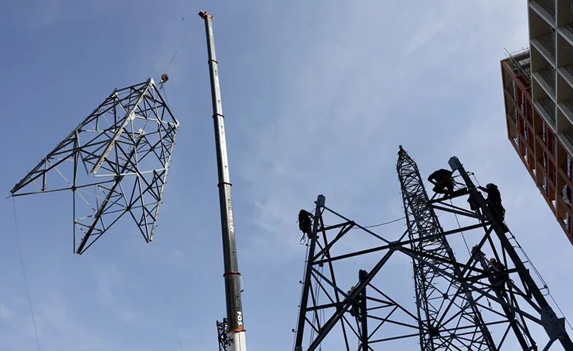 Démontage des premiers pylônes électriques présents sur le Village des Athlètes à Saint-Denis (93) - 4